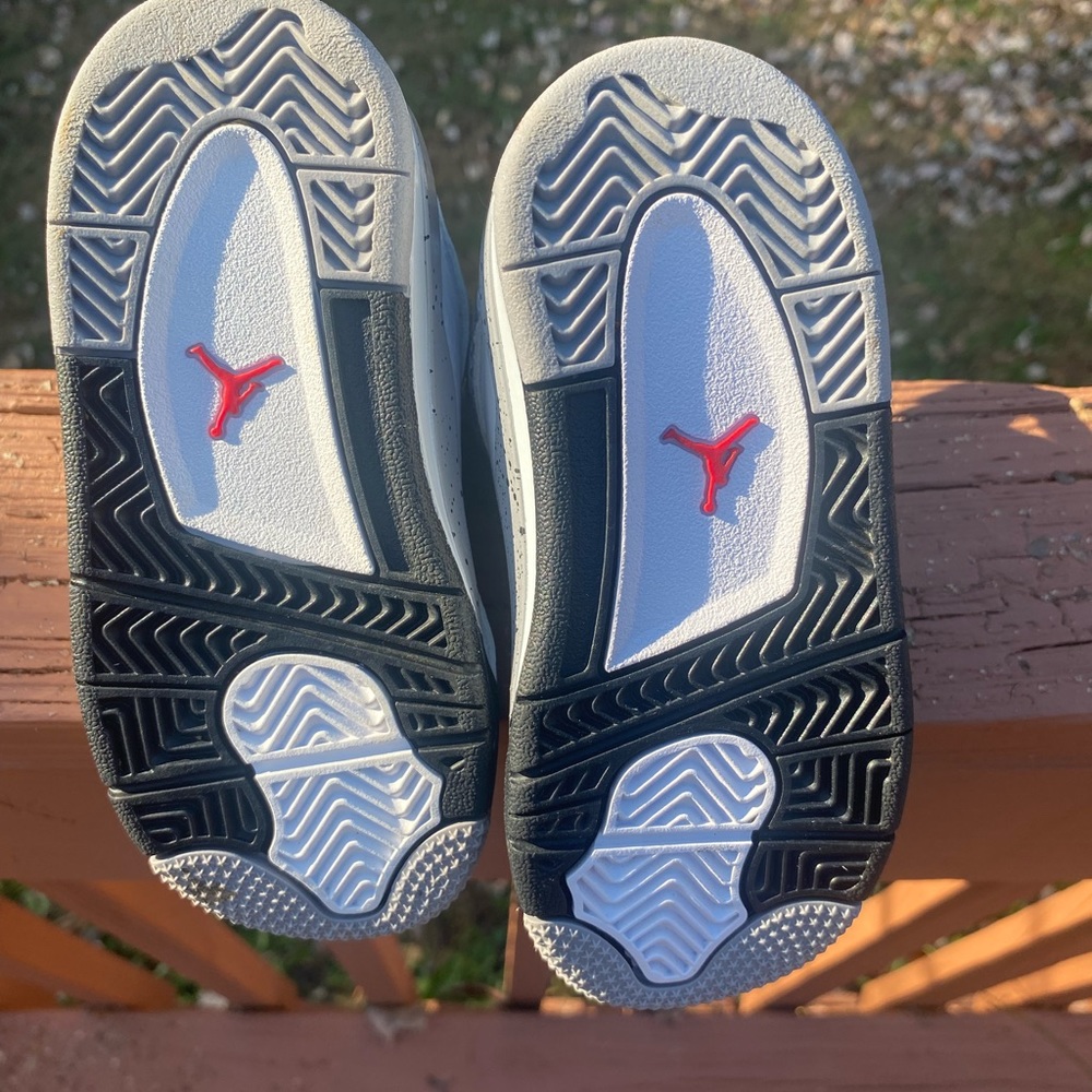 Size 7 color white & red